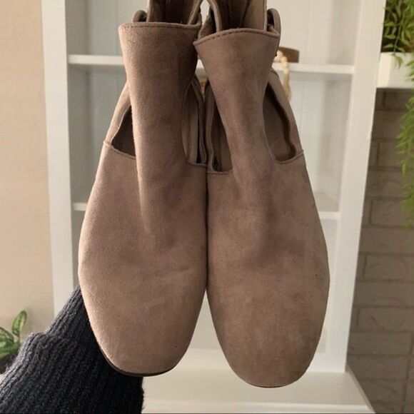 Earth Corinth Taupe Block Toe Suede Block Heel Ankle Booties - Picture 5 of 9